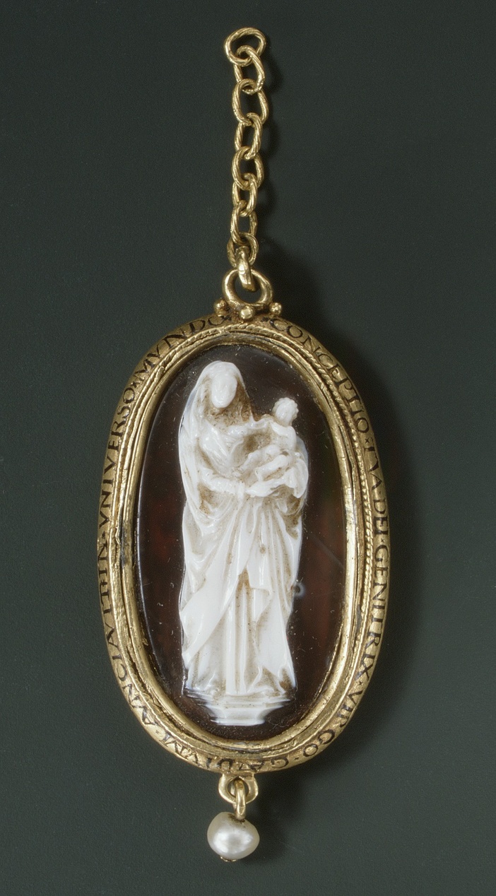 Ett elegant ovalt guldhänge med en kamé som föreställer madonnan och barnet, med en pärla.